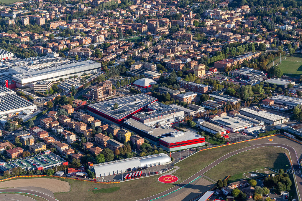 Vue aérienne: Circuit de Formule 1 de Ferrari, Pista di Fiorano, Circuito di Fiorano à Fiorano Modenese dans le département Modena, Italie – .Photo: IMG_134590.jpg prise le 19/09/2022 par Werner Riehm/FLY-FOTO.eu – Résolution de l'original: 5237 x 3491 px – WWW.FERRARI.COM