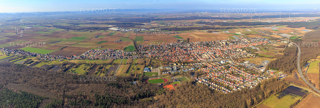 Luftbild: Stadtpanorama aus Süden in Kandel im Bundesland Rheinland-Pfalz in Deutschland. Foto: IMG_097208-Pano.jpg vom 10.03.2017 durch Werner Riehm/FLY-FOTO.deAuflösung des Originals: 10427 x 3531 px