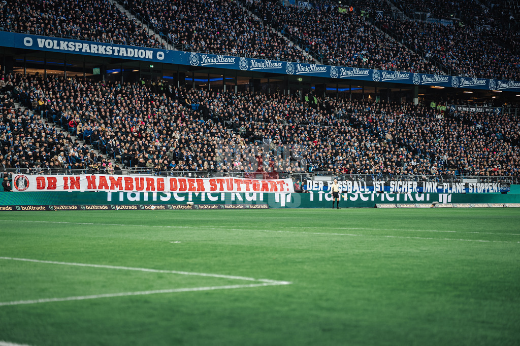 Fußball | Männer | Saison 2025/2026 | 1. Fußball-Bundesliga | 12. Spieltag | Hamburger SV vs. VfB Stuttgart | 30.11.2025 | Fans von Stuttgart und dem HSV mit einem Banner Transparent Ob In Hamburg Oder Stuttgart: Der Fussball Ist Sicher IMK-Pläne Stoppen! Innenministerkonferenz IMK