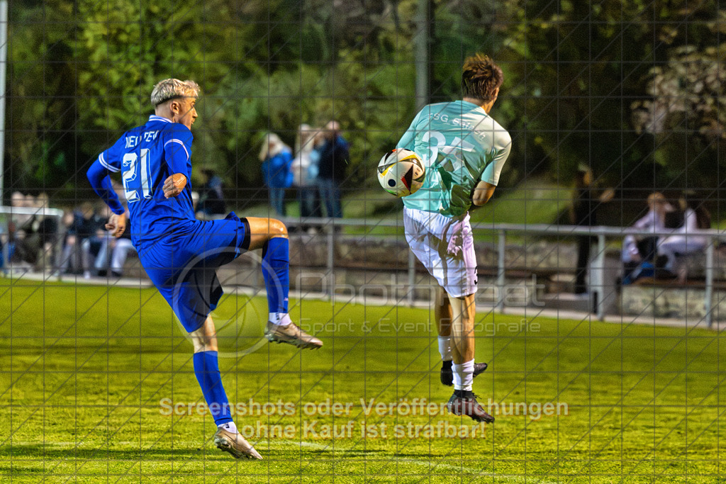20261015_195547_0072-Bearbeitet_(c)_by_PhotoPeet | #,TSG Salach (türkis) vs. VfB Neuffen (blau), Fußball, Bezirksliga - Bezirk Neckar/Fils, 08. Spieltag, Saison 2026/2027, Rasensportplatz, Staufenecker Straße, 73084 Salach, 15.10.2026 - 19:30 Uhr,Foto: PhotoPeet / Sport- &amp; Eventfotografie / Peter Harich