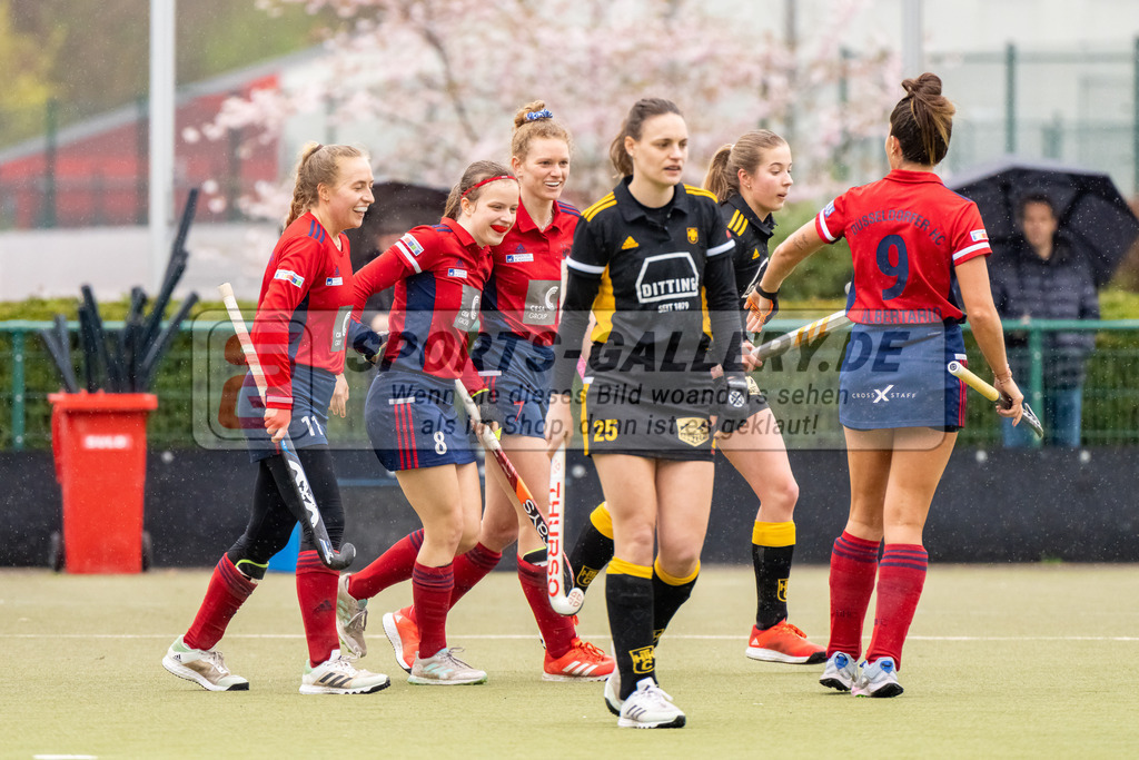 HK_20230401_106658 | 1. Bundesliga Damen Düsseldorfer HC - Harvestehuder THC  am 1.4.2023 DHC Düsseldorf, Düsseldorf , Sara Strauss ( Düsseldorfer HC #11 ) , Friederike Heusgen ( Düsseldorfer HC #8 ) , Emma-Sophie Hessler ( Düsseldorfer HC #7 )