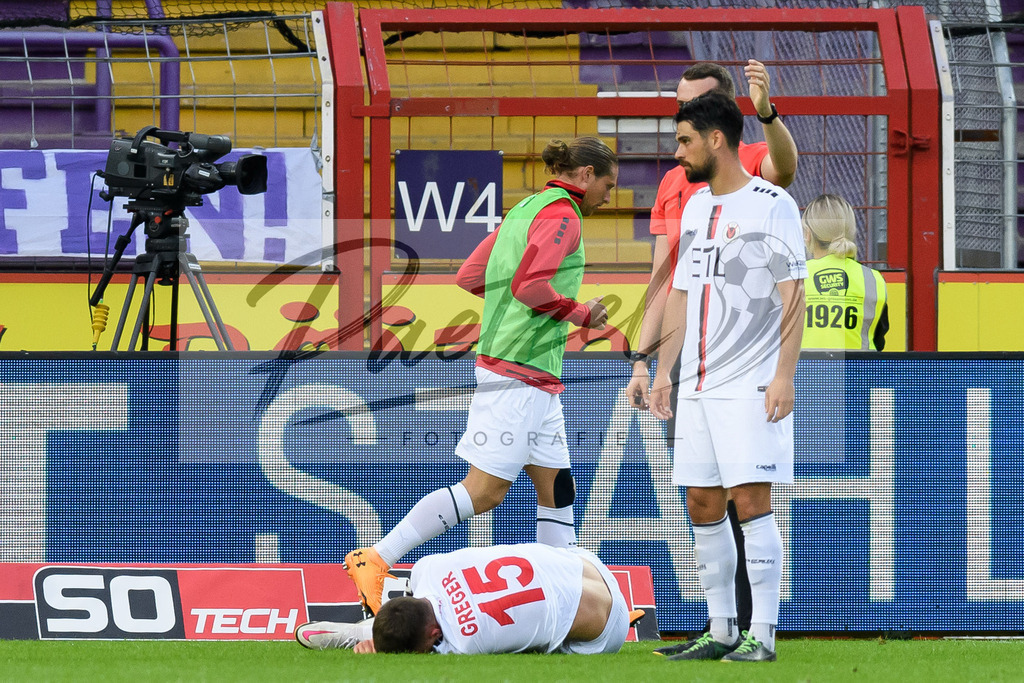 OSNVKO20210906_17 | Fussball, Herren: Christoph Greger (FC Viktoria Koeln) verletzt beim Spiel der 3. Liga zwischen VfL Osnabrueck und FC Viktoria Koeln im Stadion an der Bremer Bruecke am 06.09.2021 in Osnabrueck, Deutschland.DFB / DFL REGULATIONS PROHIBIT ANY USE OF PHOTOGRAPHS AS IMAGE SEQUENCES AND/OR QUASI-VIDEO. - Realisiert mit Pictrs.com