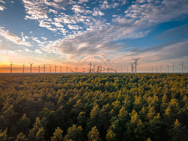 2026-07-10_20-40-37_000 | Windpark über einem Wald bei Sonnenuntergang mit dramatischem Himmel, Teltow-Fläming, Brandenburg, Deutschland - Realisiert mit Pictrs.com