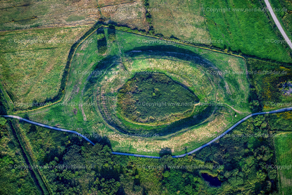 Sylt_Tinnum_Tinnum_Burg_ELS_6937130825 | SYLT 21.06.2025 Tourismus- Attraktion und Sehenswürdigkeit der Wallanlage " Tinnum-Burg " auf dem Tinnumer Wiesen an der Straße Borigwai, Strandweg in Sylt Nordsee - Insel im Bundesland Schleswig-Holstein, Deutschland. // Tourist attraction and sight of the rampart "Tinnum-Burg" on the Tinnumer Wiesen on the street Borigwai, Strandweg in Sylt North Sea - island in the federal state Schleswig-Holstein, Germany. Foto: Martin Elsen