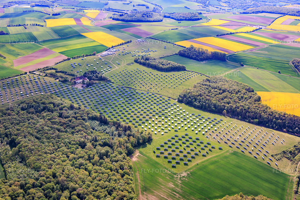 Luftbild: Im Rückbau befindlicher Solarpark Gut Erlasee mit dem Sonnenstand nachgeführten Paneelen im Ortsteil Büchold in Arnstein im Bundesland Bayern in Deutschland. – Foto: IMG_156121.jpg vom 03.05.2026 durch Werner Riehm/FLY-FOTO.de – Auflösung des Originals: 6000 x 4000 px – Photovoltaik Direktinvestment 2026 – 6–8 % Rendite | SunShine