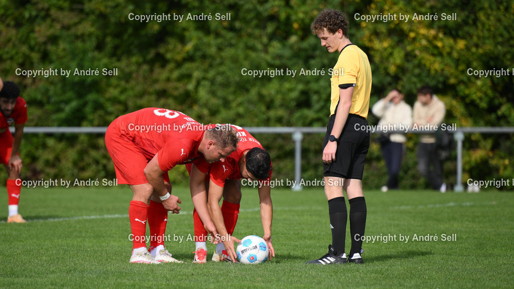 SpVg Eidertal Molfsee vs Inter Türkspor Kiel | Christopher Kramer (Inter #28) &amp; Rezan Acer (Inter #47) legen unter den Augen von Schiedsrichter Oskar Kühle den Ball zum 11m zurecht, den Christopher Kramer (Inter #28) verschiesst / Fußball-Landesliga Schleswig Männer 2026/2027 / SpVg Eidertal Molfsee vs Inter Türkspor Kiel / Platz A / Molfsee / 03.10.26 - Realisiert mit Pictrs.com