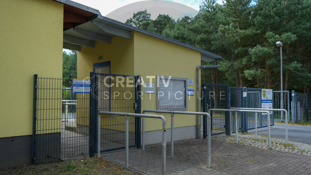 Fußball, Herren, Saison 2025/2026, Regionalliga Nordost, 4. Spieltag, FSV 63 Luckenwalde vs. BFC Preussen, Samstag 22.08.2025, Werner-Seelenbinder-Stadion Luckenwalde | Fußball, Herren, Saison 2025/2026, Regionalliga Nordost, 4. Spieltag, FSV 63 Luckenwalde vs. BFC Preussen, Samstag 22.08.2025, Werner-Seelenbinder-Stadion Luckenwalde, Im Bild: Der Heimeingang und die Heimkasse des Luckenwalder Werner-Seelenbinder-Stadions - Realisiert mit Pictrs.com