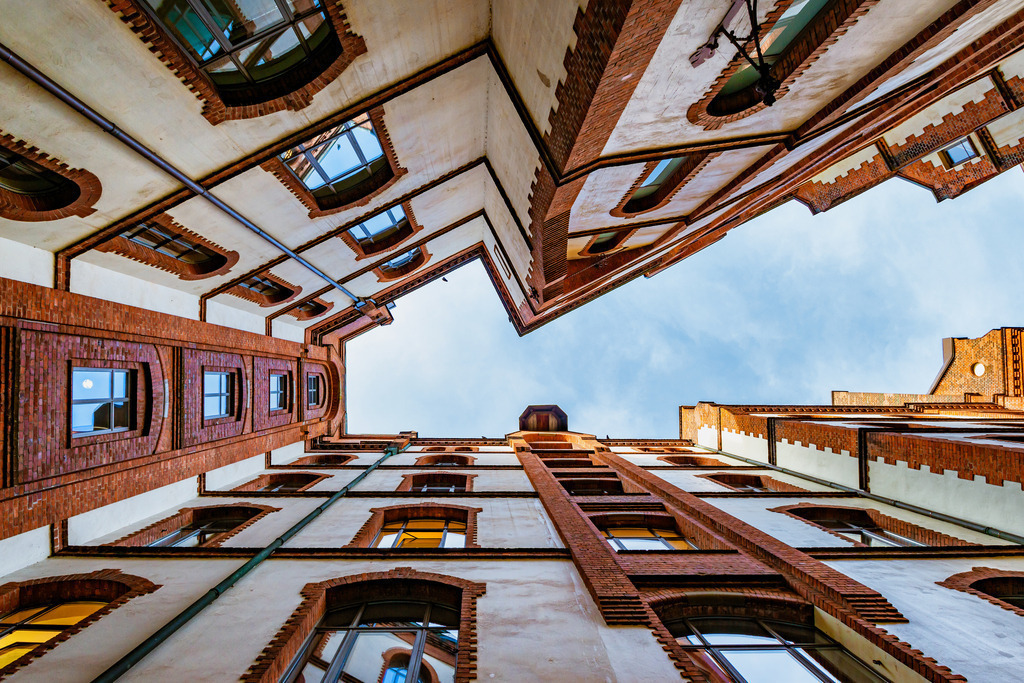 10230411 - Blick nach oben | Für ganz neue visuelle Eindrücke lohnt sich manchmal ein einfacher Blick nach oben, wie hier in Hamburgs Speicherstadt.