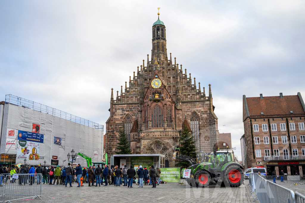 _DWI0392 | Bauerndemo gegen Agrarpolitik der Bundesregierung  auf dem Straße Obstmarkt und Hauptmarkt . Nürnberg, 08.01.2024 - Realisiert mit Pictrs.com