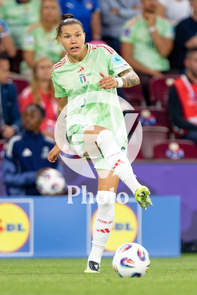 Norway v Italy - UEFA Women's EURO 2025 Quarter-Final | GENEVA, SWITZERLAND - JULY 16: Elena Linari of Italy passes the ball  during the UEFA Women's EURO 2025 Quarter-Final match between Norway and Italy at Stade de Geneve on July 16, 2025 in Geneva, Switzerland. (Photo by Giuseppe Velletri/Sports Press Photo/Getty Images)