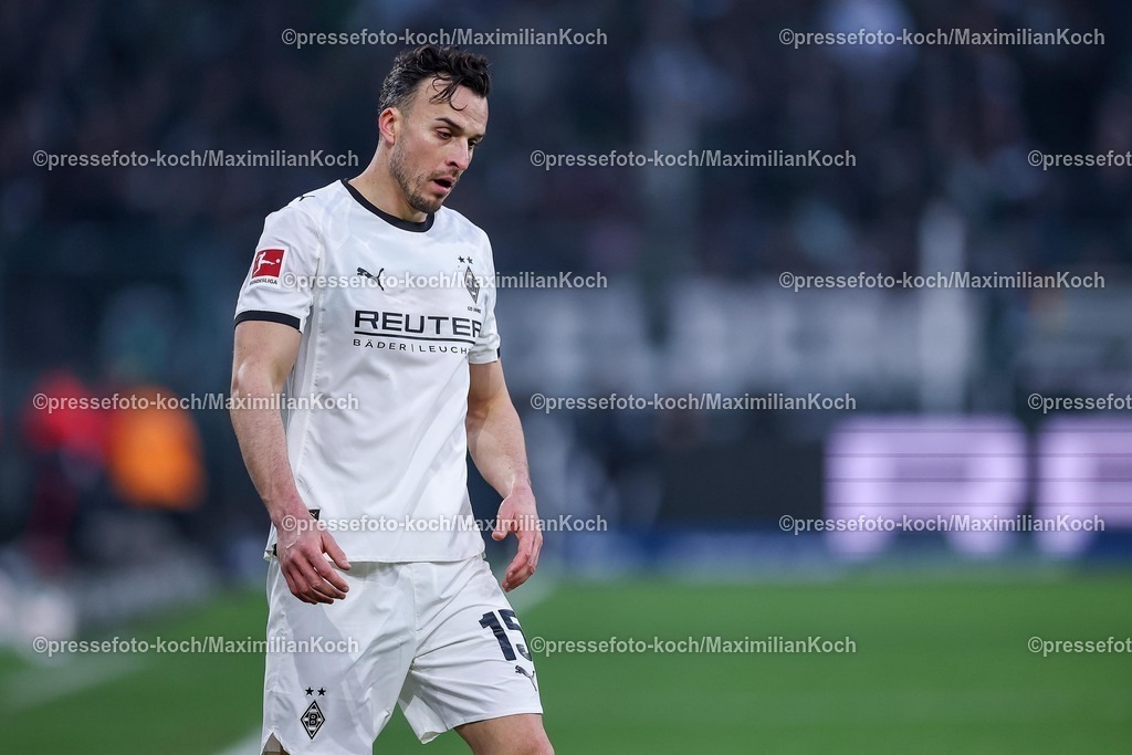 BMG13122502060 | 13.12.2025, Fußball, Borussia Mönchengladbach - VfL Wolfsburg, 1. Fußball Bundesliga, 14.Spieltag, Borussia-Park, Saison 2025 2026: Moritz Jenz (VfL Wolfsburg #15) reagiert Enttäuscht  DFB regulations prohibit any use of photographs as image sequences and or quasi-video.