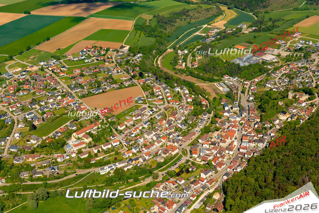 Das Luftbild zeigt :  Altmannstein - Die Luftaufnahme wurde 2024 vom UL-Flugzeug aus erstellt ( keine Drohne ) - Hochauflösende Luftaufnahme - Für grossformatige Ausdrucke geeignet. Die Geschenkidee !Mit Lizenz und Bildrechte bestellbar