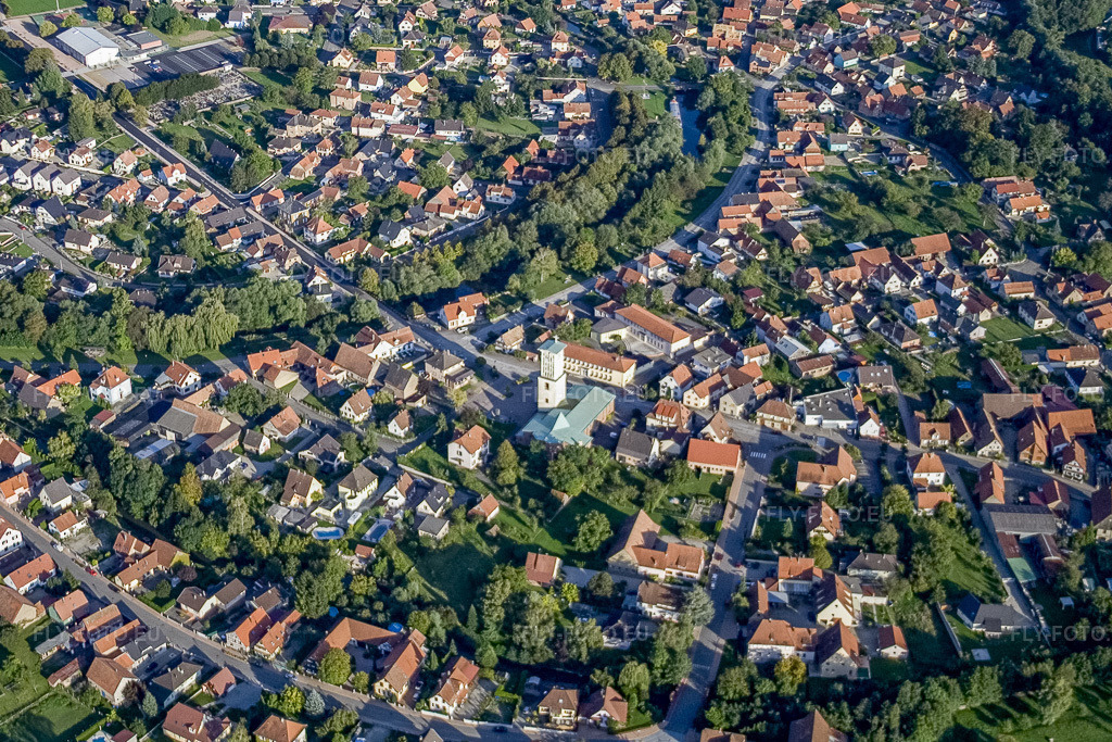 Vue aérienne: Vue du village avec l'Eglise Catholique St Pierre et Paul à Offendorf dans le département Bas Rhin, France – .Photo: IMG_8132.jpg prise le 15/09/2007 par Werner Riehm/FLY-FOTO.eu – Résolution de l'original: 2933 x 1956 px – CPJ23.FREE.FR