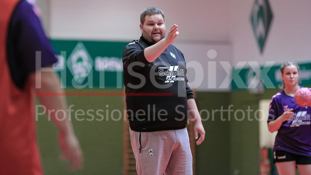 Handball, 2. Bundesliga Frauen, Training SV Werder Bremen | v.li.: Timm Dietrich (Trainer, Cheftrainer, SV Werder Bremen) gibt Anweisungen, gestikuliert, mit den Armen gestikulieren, Portrait, Nahaufnahme, Einzelfoto, Einzelbild