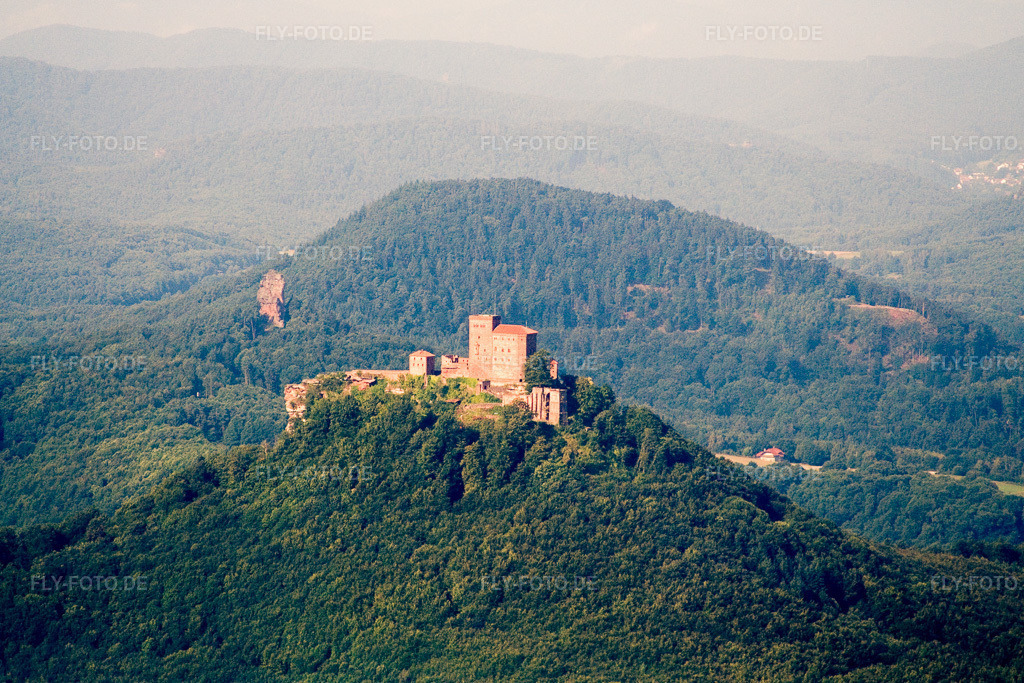 Luftbild: Trifels von Westen im Ortsteil Bindersbach in Annweiler im Bundesland Rheinland-Pfalz in Deutschland. Foto: IMG_12037_1.jpg vom 31.07.2008 durch Werner Riehm/FLY-FOTO.de
