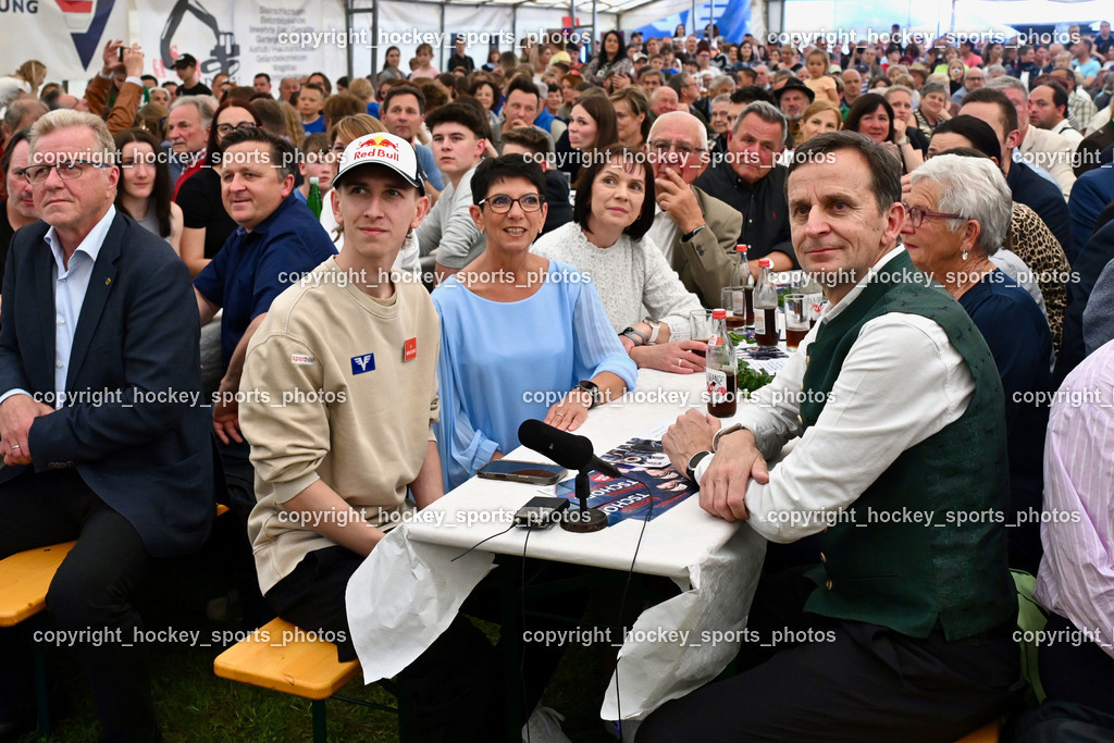Empfang Daniel Tschofenig | Einzug Daniel Tschofenig, Mama Monika Tschofenig, Papa Gerhard Tschofenig, Empfang Daniel Tschofenig, Empfang Daniel Tschofenig am 10.05.2025 in Hohenthurn (Mehrzweckhaus Hohenthuurn), Austria, (Photo by Bernd Stefan)