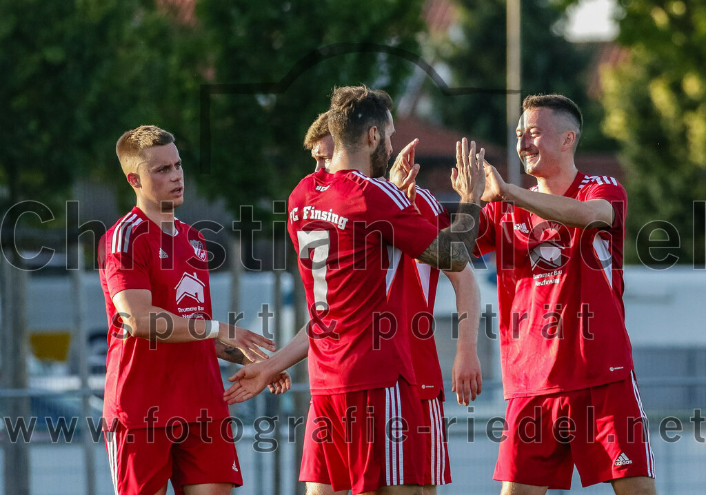 2023-08-11_068_FC_Finsing_gegen_SV_Eichenried | Finsing, Deutschland, 11.08.2023:
Fußball, Kreisliga 2023 / 2024, 4. Spieltag, FC Finsing gegen SV Eichenried, Endergebnis: 3:0

Philipp Tholl (FC Finsing, #4), Markus Rickhoff (FC Finsing, #7), Kilian Schmitt (FC Finsing, #8)

Foto: Christian Riedel / fotografie-riedel.net