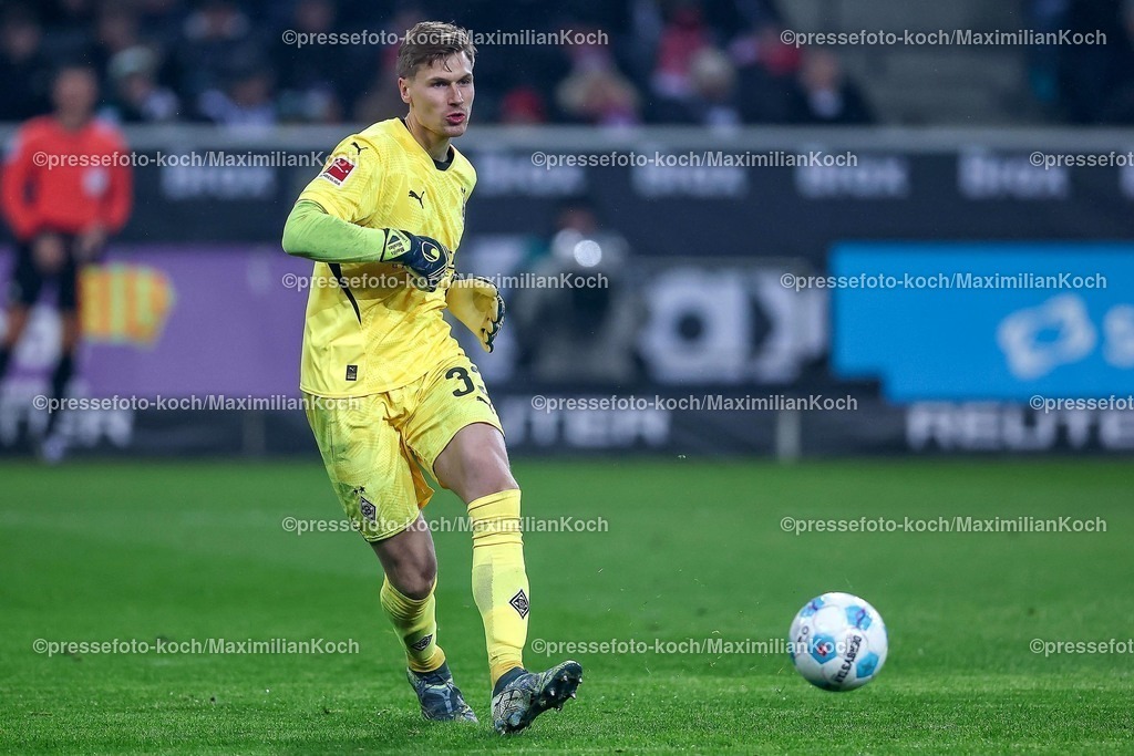 BMG11012502186 | 11.01.2025, Fußball, Borussia Mönchengladbach - FC Bayern München, 1. Fußball Bundesliga, Borussia-Park, Saison 2024 2025: Torwart Moritz Nicolas (Mönchengl. #33)DFB regulations prohibit any use of photographs as image sequences and or quasi-video.