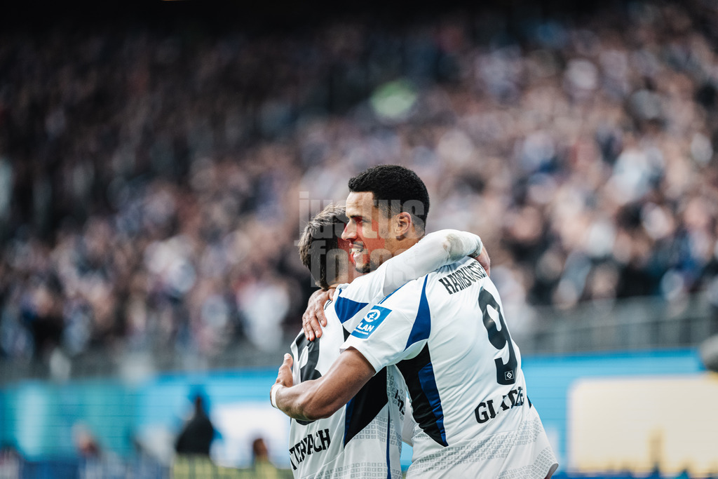 Fußball | Männer | Saison 2024/2025 | 2. Fußball-Bundesliga | 7. Spieltag | Hamburger SV vs. SC Paderborn 07 | 28.09.2024 | v.l.  Noah Katterbach (#33, HSV) und Robert Glatzel (#9, HSV) Torjubel