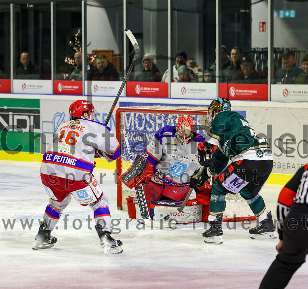 2025-11-30_120_TSV_Erding_gegen_EC_Peiting | Erding, Deutschland, 30.11.2025:Eishockey, Oberliga Süd 2025 / 2026, 22. Spieltag, TSV Erding gegen EC Peiting, Endergebnis: 5:1Carson Briere (EC Peiting, #16), Torwart Andreas Magg (EC Peiting, #32), Thomas Matheson (Erding Gladiators, #37)Foto: Christian Riedel / fotografie-riedel.net