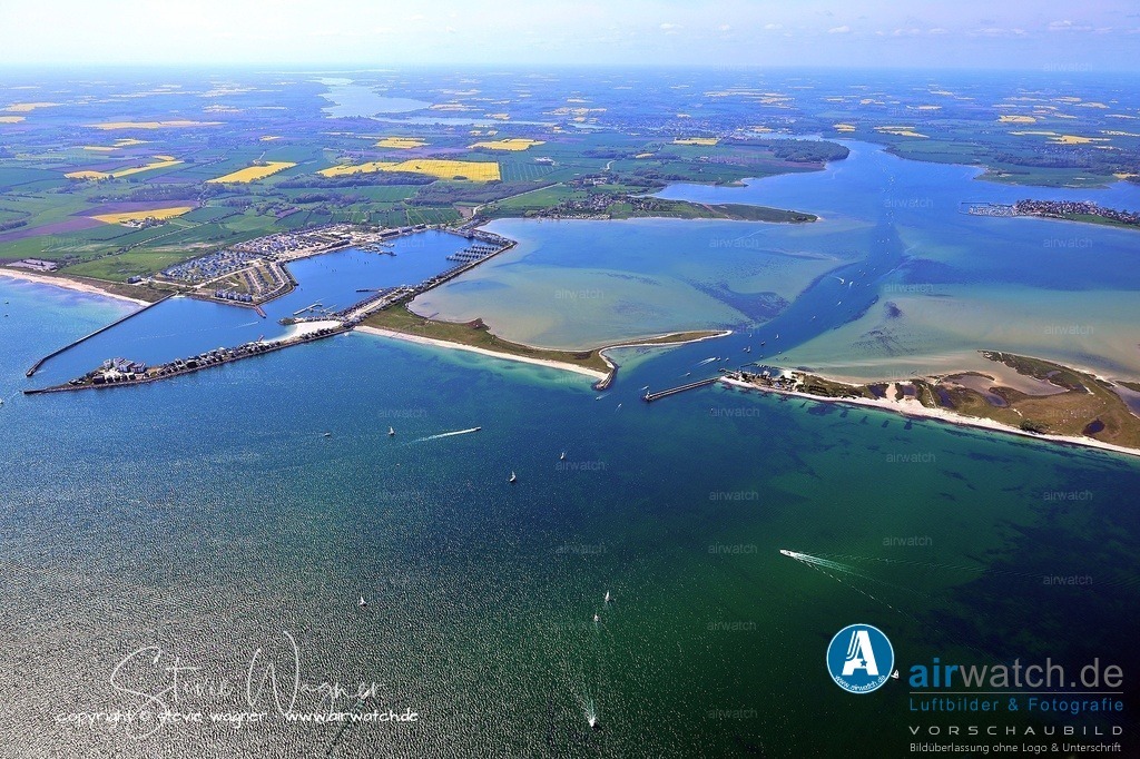 Luftbilder Ostseefjord Schlei, Maasholm, Port Olpenitz, Schleimünde | Die Schlei ist ein etwa 42 Kilometer langer Meeresarm, der die Halbinseln Angeln und Schwansen trennt und sich von der Schleimünde in der Ostsee bis nach Schleswig erstreckt. Sie mündet bei Schleimünde in die Ostsee, wo der Leuchtturm Schleimünde die Mündung markiert. Die Schlei wurde während der letzten Eiszeit geformt, als Gletscherzungen Täler bildeten, die später durch steigenden Meeresspiegel mit salzigem Ostseewasser gefüllt wurden.