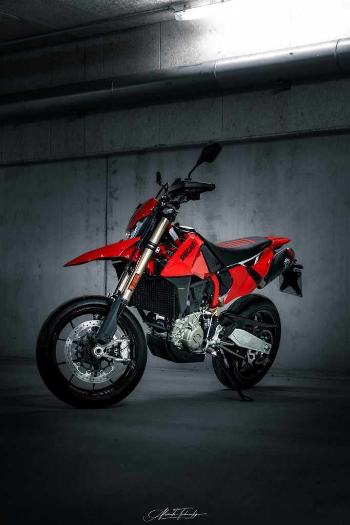 Hypermotard 698 Mono | Entdecken Sie die faszinierende Welt von Alexander Tschuncky Arts: Kreative Fotografie, atemberaubende Automobilkunst und hochwertiger Bilderdruck. Lassen Sie sich inspirieren! - Realisiert mit Pictrs.com
