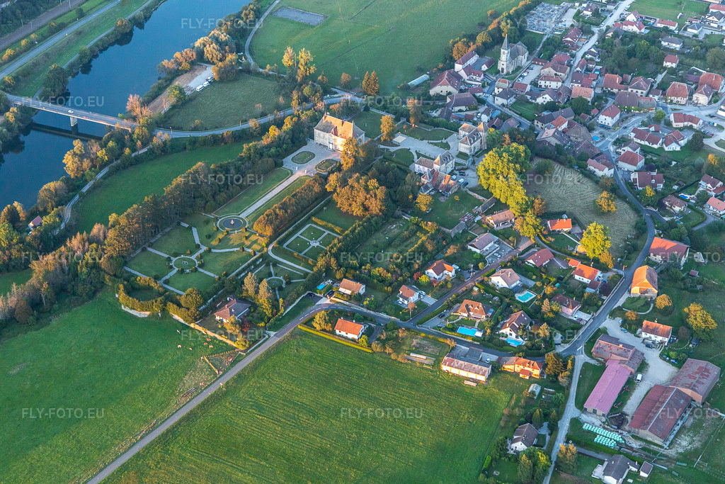 Vue aérienne: Château de Vaire à Vaire-Arcier dans le département Doubs, France. Photo: IMG_129716.jpg prise le 23/09/2021 par Werner Riehm/FLY-FOTO.eu – Résolution de l'original: 5472 x 3648 px