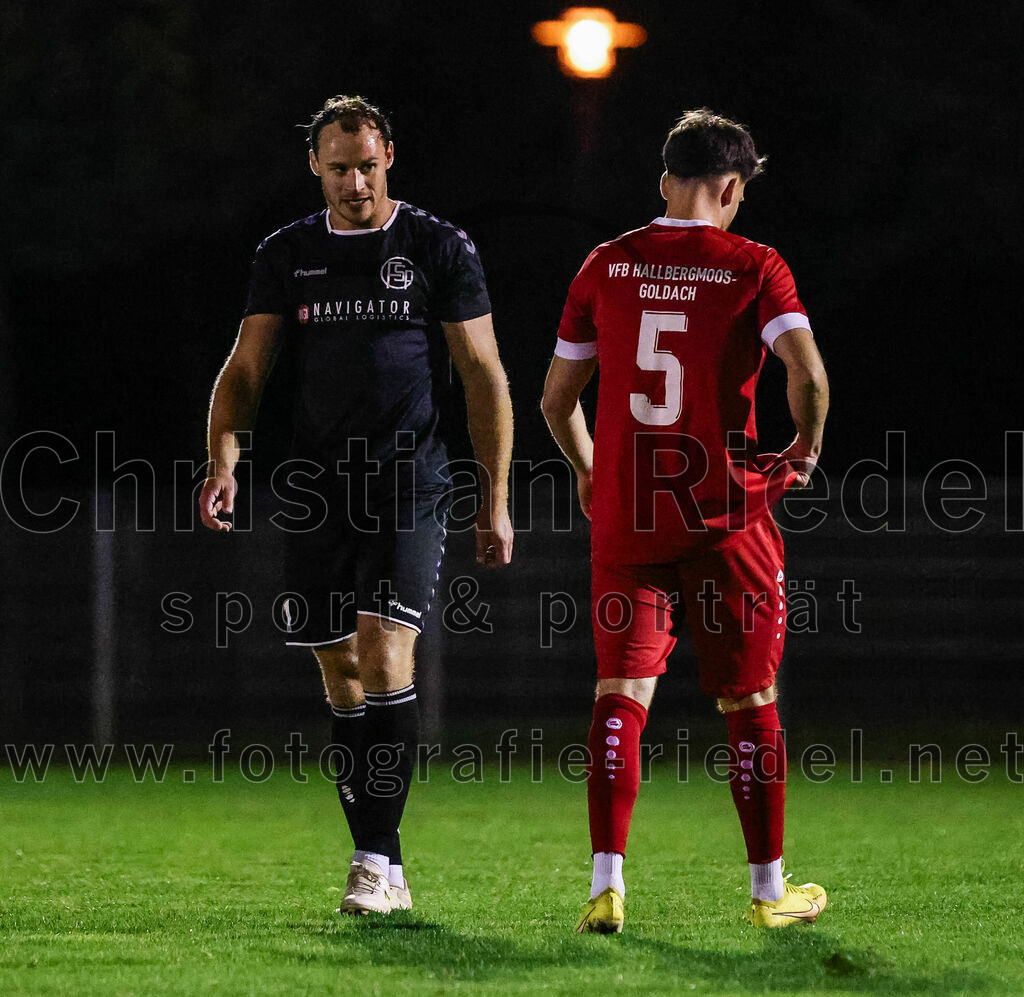 2023-10-27_045_VfB_Hallbergmoos_gegen_FC_Schwaig | Hallbergmoos, Deutschland, 27.10.2023:
Fußball, Landesliga Südost 2023 / 2024, 18. Spieltag, VfB Hallbergmoos gegen FC Schwaig, Endergebnis: 2:3

Markus Straßer (FC Schwaig, #11), Jonas Mayr (VfB Hallbergmoos, #5)

Foto: Christian Riedel / fotografie-riedel.net