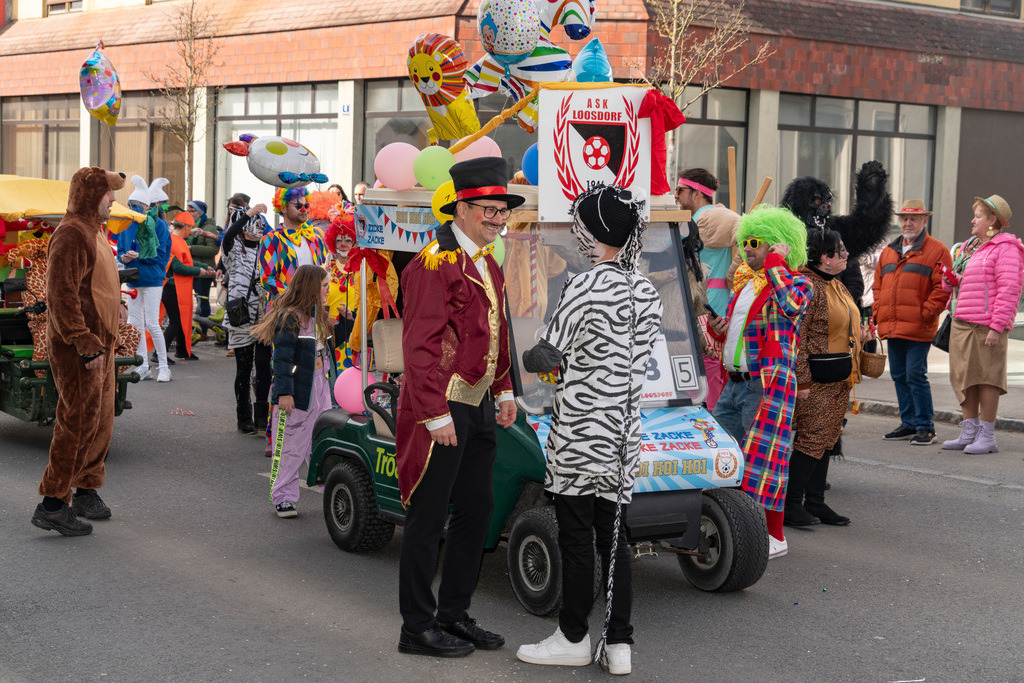 Umzug2025-065_8947 | Fotostrecke: FASCHINGSUMZUG 2025 in Loosdorf. 22 Masken(gruppen)-Teilnehmer: Loosdorfer Vereine, Wirtschaftstreibende, Gemeindeabordnungen sowie Kreditinstitute. rund 700 Besucher entlang der Hauptstrasse. Veranstaltungs-Sicherung durch Mannschaft der FF-Loosdorf mit schwerem Gerät. Maskenprämierung am EKZ-Platz durch Bgm. Thomas Vasku in den Kategorien: Bester Festwagen (Fa. gkonzept-Groissenberger; Beste Personengruppe-ASK-Loosdorf; Beste Einzelperson; Weiteste Anreise-FF Schollach;