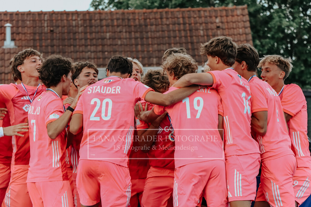 EM_MU18_F_GER-BEL_Lille_bearbeitet_Pokalbilder (1 von 1)-2 | lanaschraderfotografie - Realisiert mit Pictrs.com