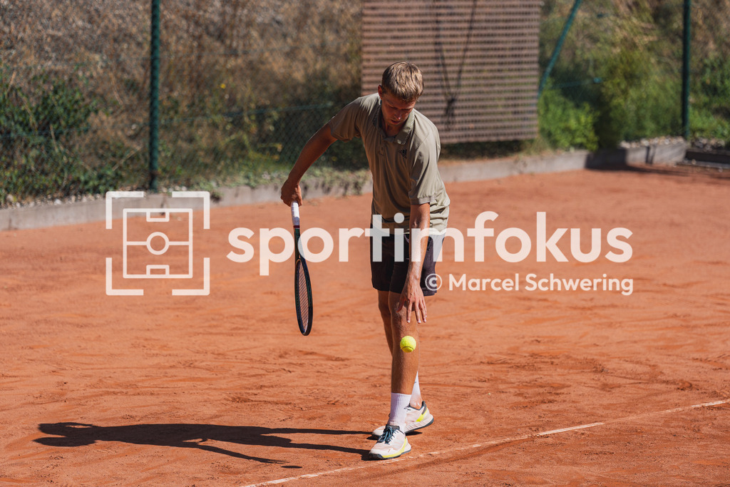 Wuppertaler Tennis-Stadtmeisterschaften | Jonas Poswiat (Solinger TC 1902) beim Aufschlag. Herren-Finale der Wuppertaler Tennis-Stadtmeisterschaften, Wuppertal, 09.08.2026. - Realisiert mit Pictrs.com