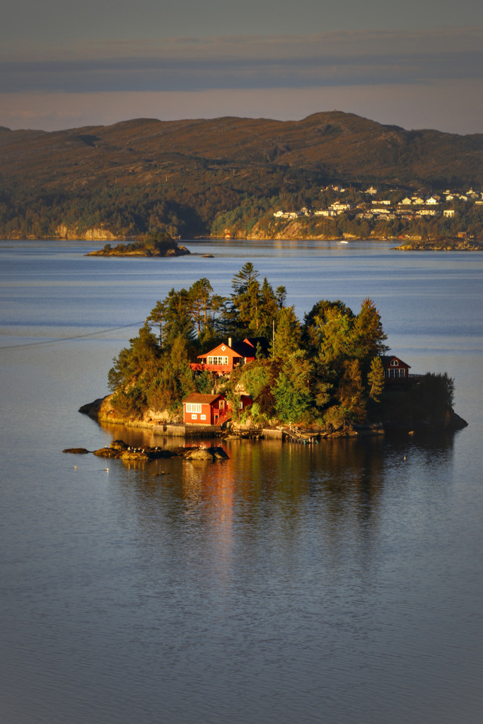 Häuser auf kleines Insel im Fjord | Landschaftsbilder-MV - Realisiert mit Pictrs.com
