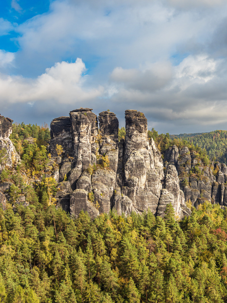 Blick auf Felsen und Bäume in der Sächsische Schweiz | Blick auf Felsen und Bäume in der Sächsische Schweiz.