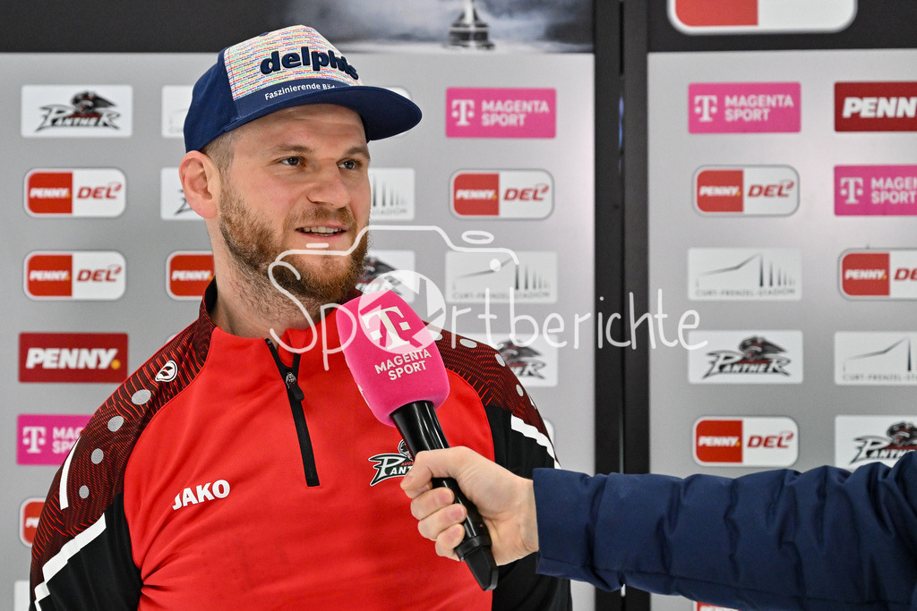Augsburger Panther - Adler Mannheim | Beim Interview von MagentaSport Maximilian RENNER (Augsburger Panther #58) / FReisteller / Einzelfoto / DEL: Augsburger Panther - Adler Mannheim, Curt Frenzel Stadion am 16.02.2025