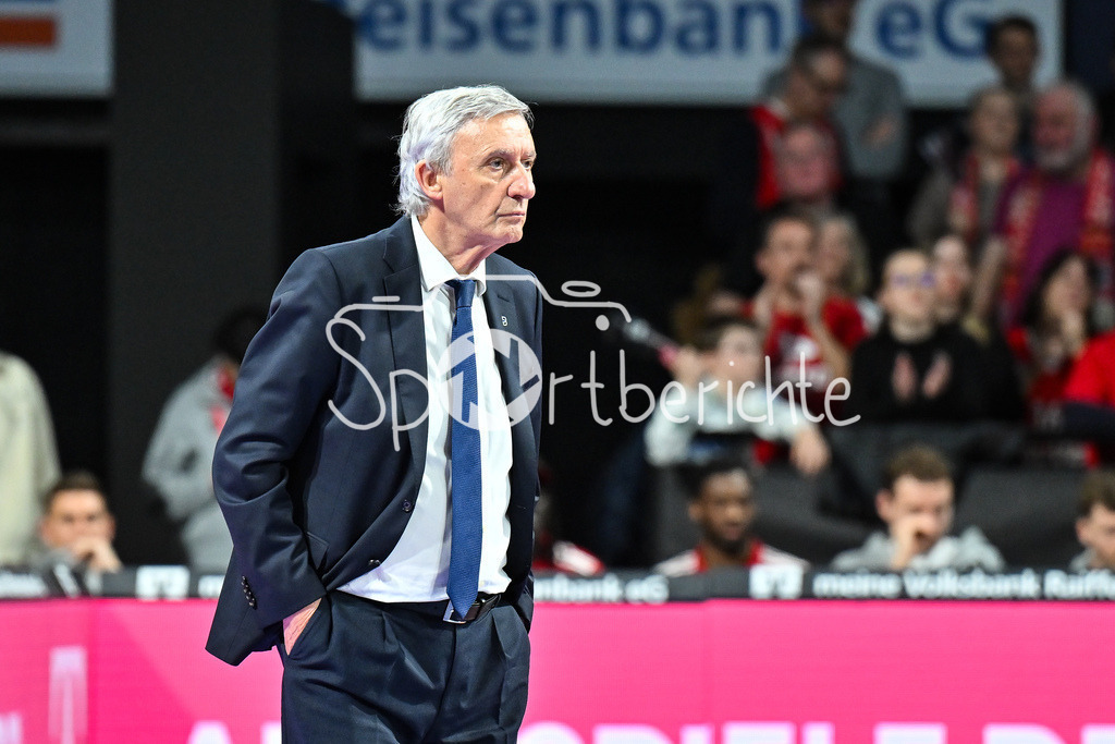 FC Augsburg - 1. FC Heidenheim | MUNICH, GERMANY - 17. FEBRUARY: im Bild Svetislav PESIC Trainer FC Bayern Basketball  / Einzelfoto / Freisteller während dem Spiel zwischen dem FC Bayern München und den Skyliners Frankfurt am 21. Spieltag der easyCredit BBL im BMW Park