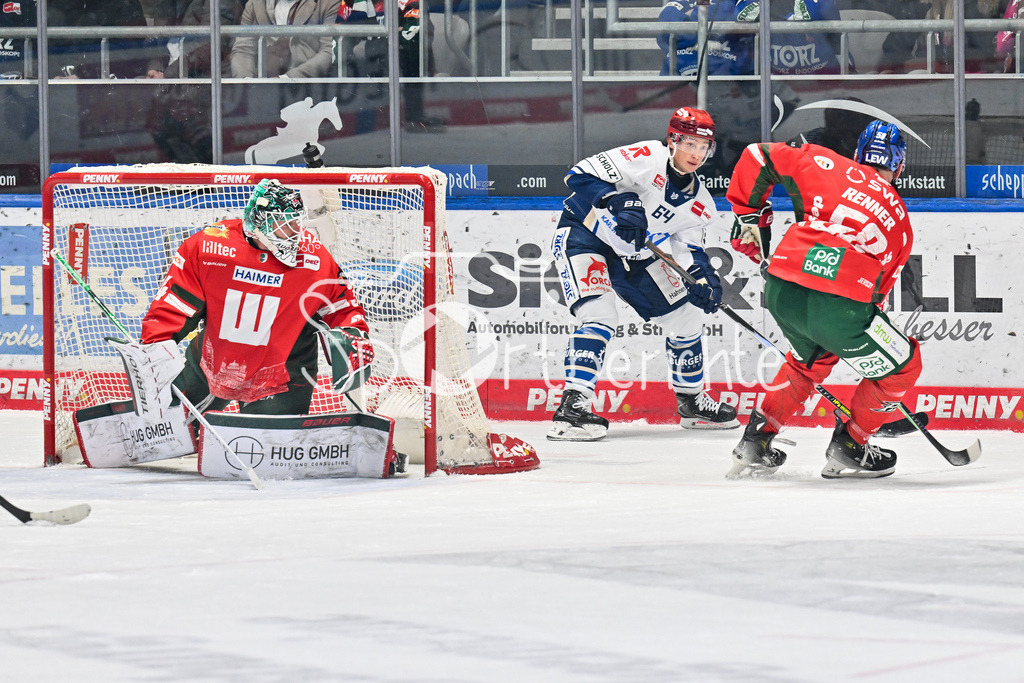 Augsburger Panther - Schwenninger Wild Wings | AUGSBURG, GERMANY - 02. JANUARY: im Duell Boaz BASSEN (Schwenninger Wild Wings 64) und Maximilian RENNER (Augsburger Panther 58) hinter Michael GARTEIG (Augsburger Panther 34 während dem Match zwischen den Augsburger Panthern und den Schwenninger Wild Wings am 35. Spieltag der Penny DEL im Curt Frenzel Stadion