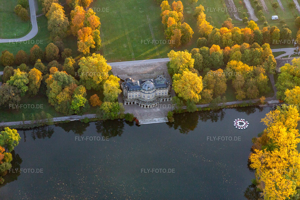 Luftbild: Schloss Domäne Monrepos am Seeufer im Ortsteil Eglosheim in Ludwigsburg im Bundesland Baden-Württemberg in Deutschland. Foto: IMG_119012.jpg vom 14.10.2019 durch Werner Riehm/FLY-FOTO.de