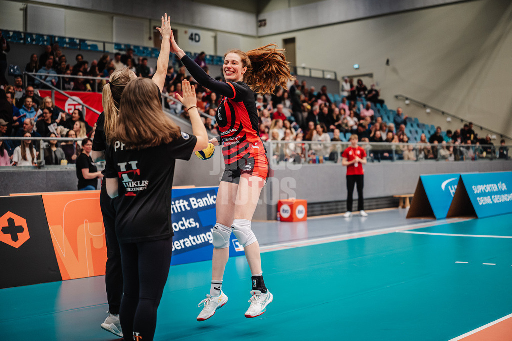 Volleyball | Frauen | Saison 2025/2026 | Volleyball Bundesliga | ETV Hamburger Volksbank Volleys vs. VC Wiesbaden | 14.03.2026 | Constanze von Meyenn (#6, ETV Hamburger Volksbank Volleys) beim Einlauf in die Arena