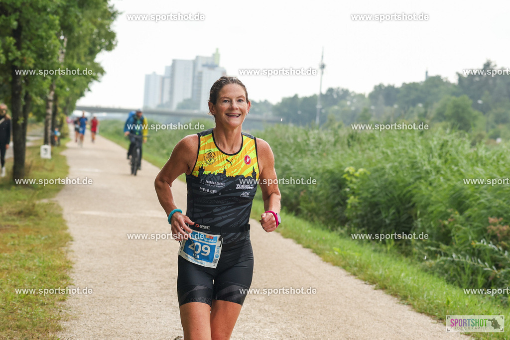 LUR_1713 | 34. M-net Erlanger Triathlon 2025 #erlangertriathlon  #mnettriathlon2025 #mnettriathlon #team #olympischedistanz #mitteldistanz #triathlon #maindonaukanal  #erlangertriathlon2025 #yourpictrs #tv1848 #tv1848erlangen  #triathlonbayern #sportinerlangen #demsportverbunden #sportshot_your_pictrs Copyright: www.sportshot.de