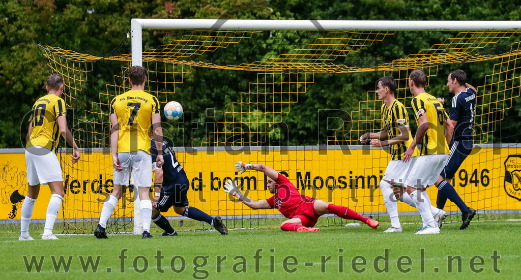 2023-07-29_079_FC_Moosinning_gegen_TuS_Raubling | Moosinning, Deutschland, 29.07.2023:
Fußball, Bezirksliga Oberbayern Ost 2023 / 2024, 1. Spieltag, FC Moosinning gegen TuS Raubling, Endergebnis: 0:7

Tor zum 0:3 durch Michael Gruber (TuS Raubling, #23)
Florian Jakob (FC Moosinning, #10), Martin Buttstedt (FC Moosinning, #7), Michael Gruber (TuS Raubling, #23), Torwart Aaron Siegl (FC Moosinning, #27), Lukas Schöffel (TuS Raubling, #14), Bastian Lanzinger (FC Moosinning, #6)

Foto: Christian Riedel / fotografie-riedel.net