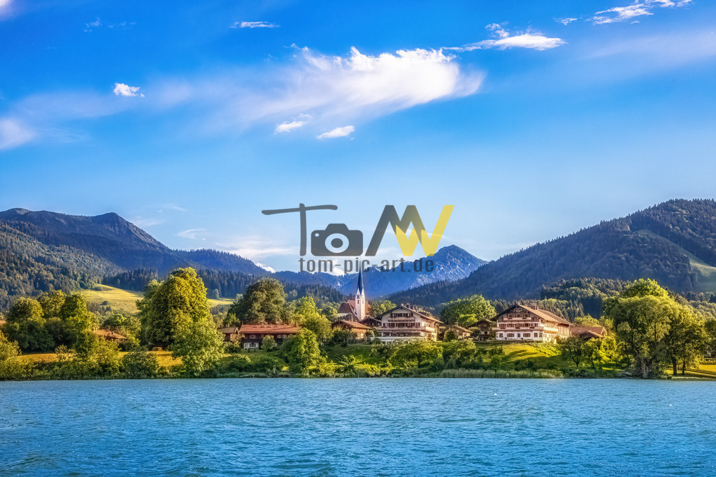Blick auf Bad Wiessee - Tegernsee | Idyllischer Blick über den Tegernsee auf einen Teil der Ortschaft Bad WiesseeDas Bild zeigt den Tegernsee, ein beliebtes Ausflugs- und Fremdenverkehrsziel in den Bayerischen Alpen, etwa 50 km südlich von München. Der See zählt zu den saubersten Gewässern Deutschlands.Er ist 6,4 Kilometer lang und 1,4 Kilometer breit.Fünf Orte säumen die Ufer, darunter die Stadt Tegernsee.Die Region bietet zahlreiche Freizeitaktivitäten wie Wandern, Radfahren und Wassersport. - Realisiert mit Pictrs.com