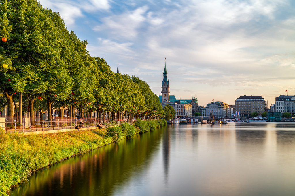 10240712 - Sommerliche Binnenalster | Blick über die Binnenalster an einem Sommerabend mit der mit Laternen geschückten Allee am Ballindamm.