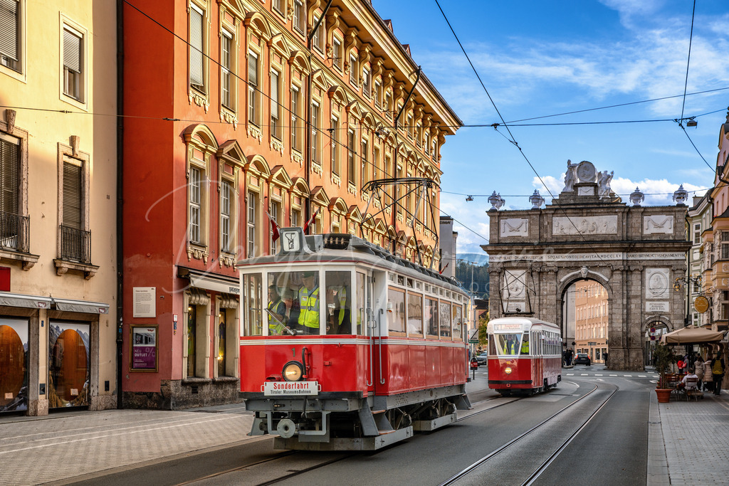 Nostalgisch | Nostalgische Straßenbahnen vor der Triumphpforte