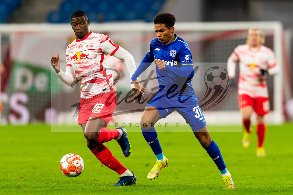 RBLLEV20211128_025 | Fussball, Herren: Nordi Mukiele (RB Leipzig) und Amine Adil (Bayer 04 Leverkusen) im Zweikampf bei dem Spiel der 1. Bundesliga zwischen RB Leipzig und Bayer 04 Leverkusen in der Red Bull Arena am 28.11.2021 in Leipzig, Deutschland.DFB / DFL REGULATIONS PROHIBIT ANY USE OF PHOTOGRAPHS AS IMAGE SEQUENCES AND/OR QUASI-VIDEO. - Realisiert mit Pictrs.com