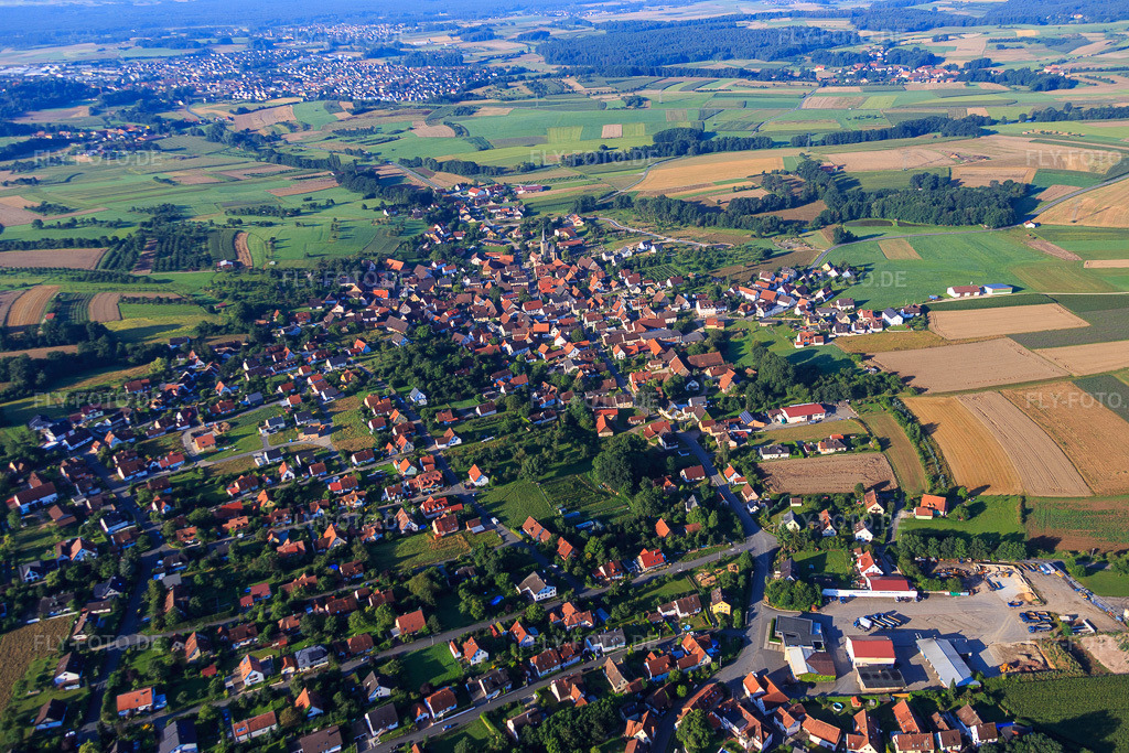 Luftbild: Ortsansicht aus Nordosten in Hetzles im Bundesland Bayern in Deutschland. Foto: IMG_092641.jpg vom 07.08.2016 durch Werner Riehm/FLY-FOTO.de