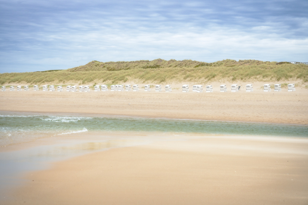 Strandkörbe | Strandkörbe auf Sylt, abgeschnitten vom Festland auf einer kleinen Sandbank - Realisiert mit Pictrs.com