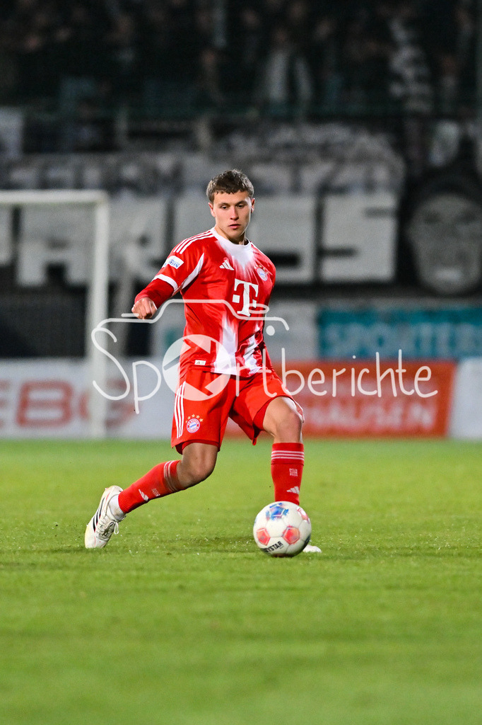 SV Wacker Burghausen - FC Bayern Amateure | BURGHAUSEN, GERMANY - 01. APRIL: am Ball Robert Edward Jr. DEZIEL (FC Bayern München II 5) während dem Match zwischen dem SV Wacker Burghausen und den Amateuren des FC Bayern München am 26. Spieltag der Regionalliga Bayern im Flatbuy Stadion