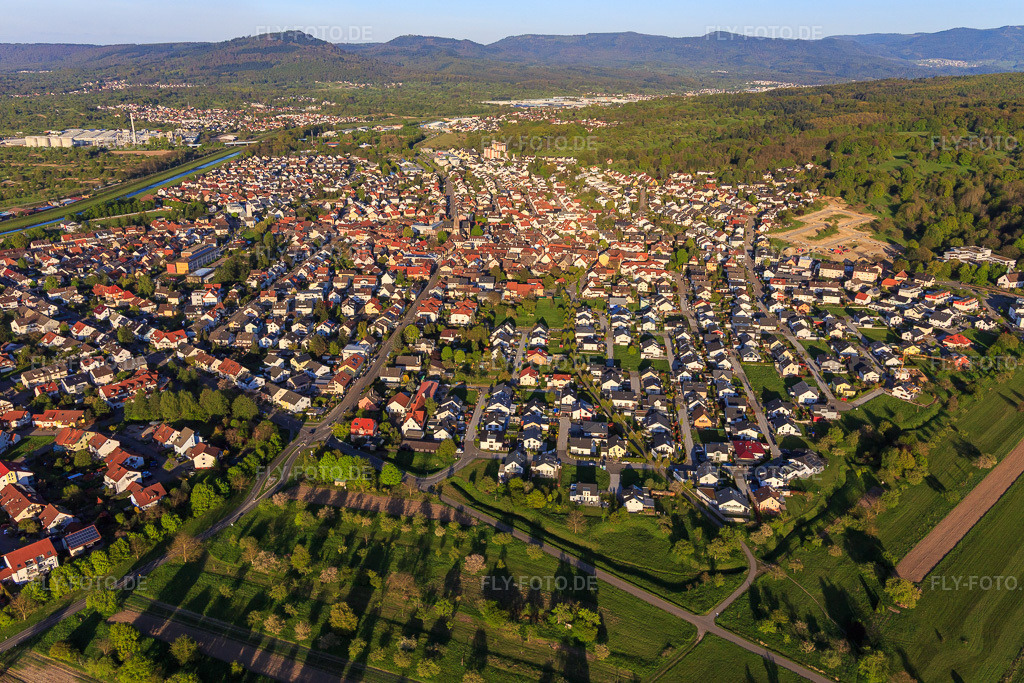 Luftbild: Ortsansicht aus Westen in Kuppenheim im Bundesland Baden-Württemberg in Deutschland. Foto: IMG_099208.jpg vom 23.04.2017 durch Werner Riehm/FLY-FOTO.de