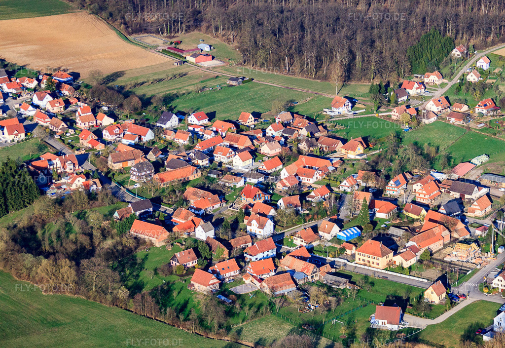 Luftbild: Ortsansicht aus Süden in Kutzenhausen im Bundesland Bas-Rhin in Frankreich. – Foto: IMG_38739.jpg vom 20.03.2011 durch Werner Riehm/FLY-FOTO.de – Auflösung des Originals: 4602 x 3168 px