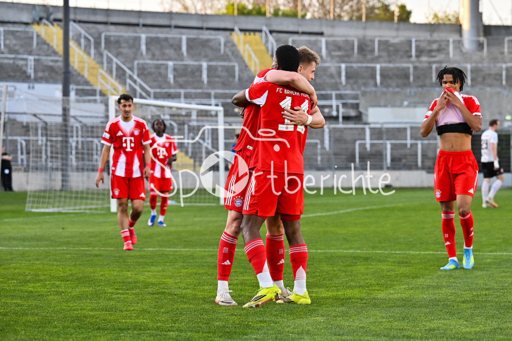 FC Bayern Amateure - TSV Aubstadt | MÜNCHEN, GERMANY - 24. APRIL: Jubel der Amateure nach dem Treffer zum 1-0 durch Anton HEINZ (FC Bayern München II 9) / Tor / Torschuetze / Freude / Happy während dem Match zwischen den Amateuren des FC Bayern und dem TSV Aubstadt am 31. Spieltag der Regionalliga Bayern im Grünwalder Stadion